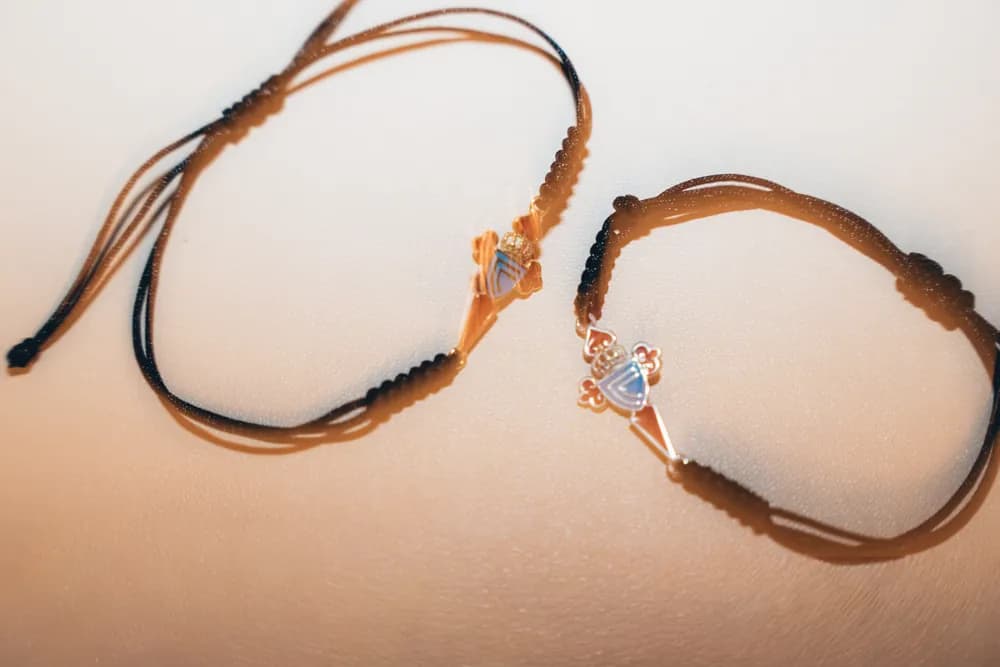 Pulseras Celeste de macramé con esmalte