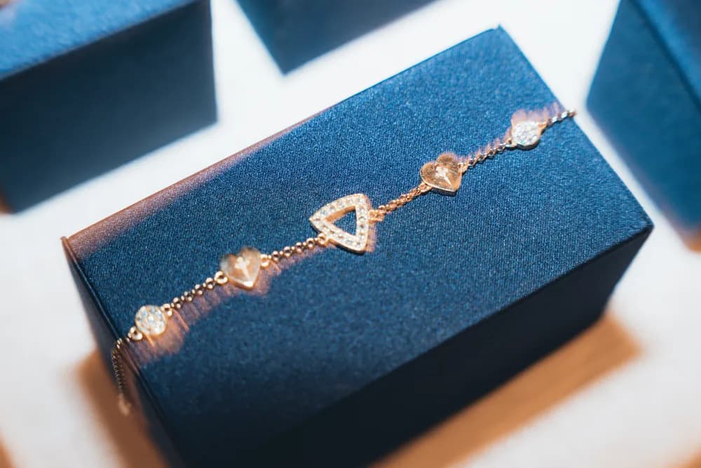 Pulsera Corazón con corazones y la C
