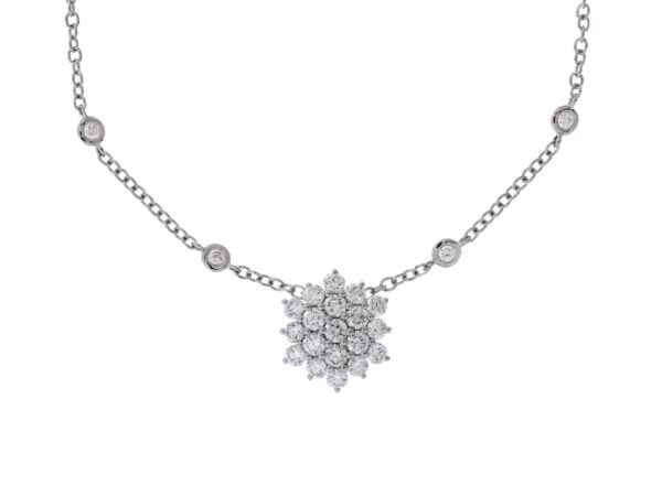 Gargantilla de oro blanco con roseta de brillantes
