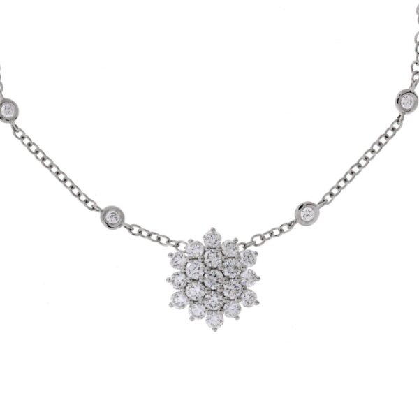 Gargantilla de oro blanco con roseta de brillantes