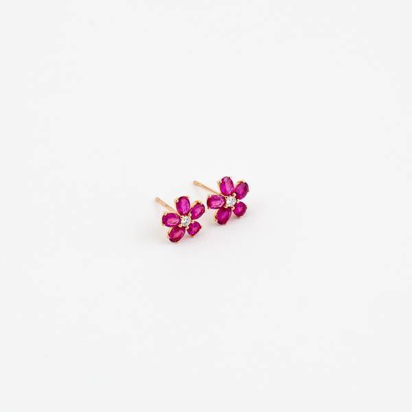 Pendientes con flor de zafiro rosa