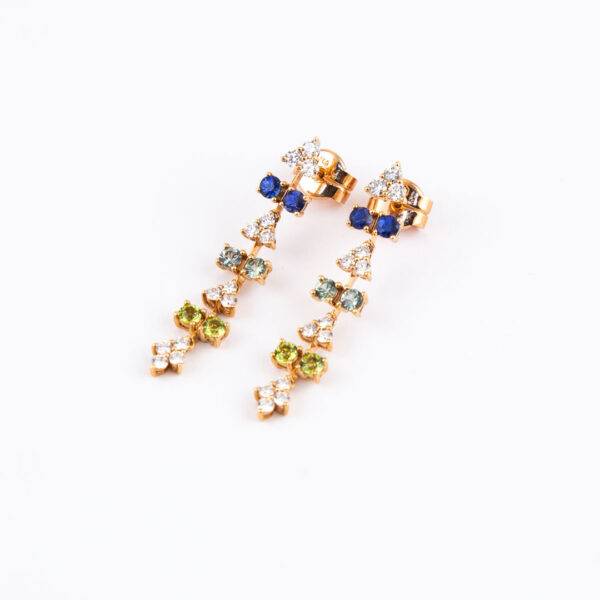 Pendientes largos de oro rosa con brillantes, zafiros y peridoto