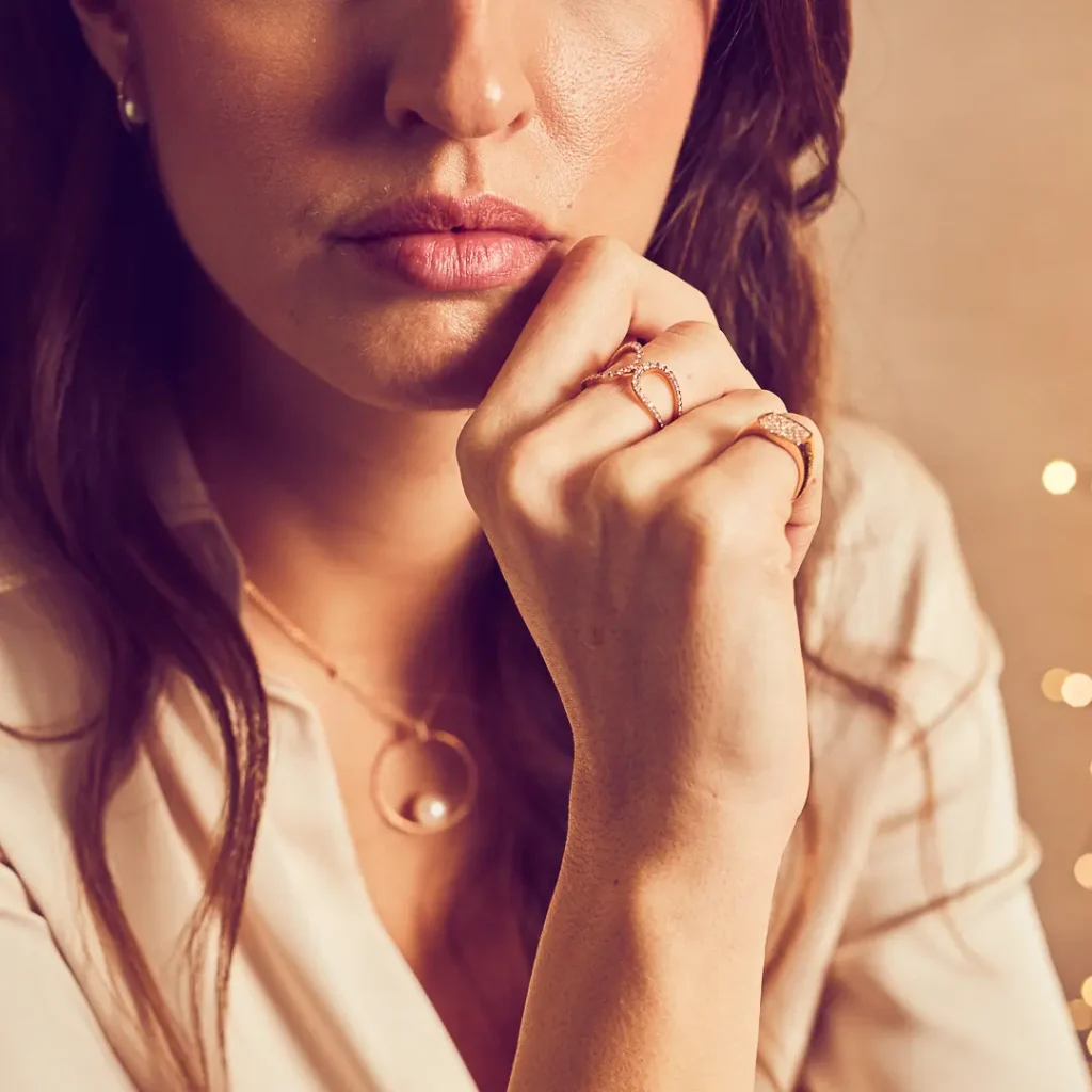 Anillo de oro rosa y brillantes en Joyería Suiza