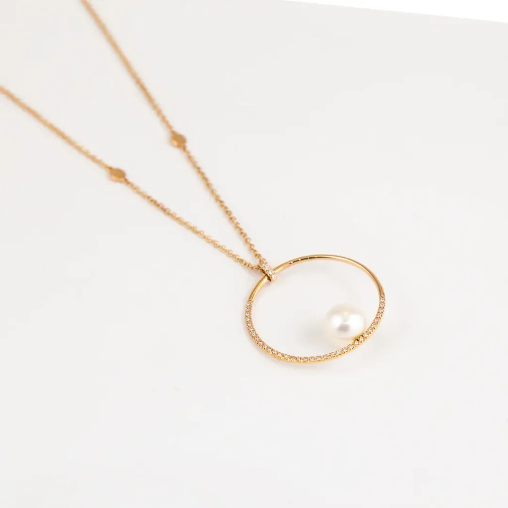 Gargantilla con colgante con perla y brillantes en Joyería Suiza Vigo