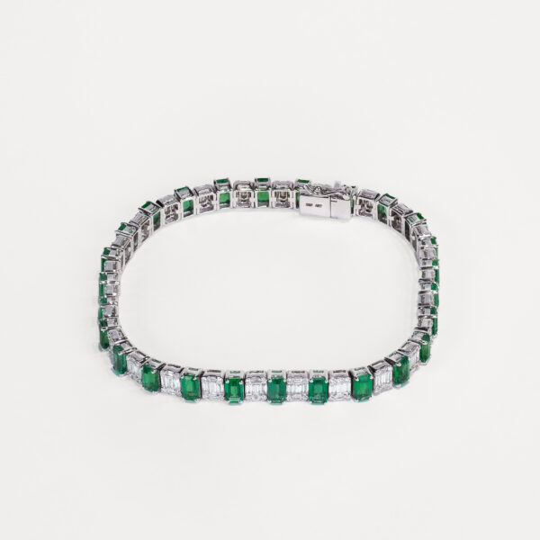 Pulsera de oro blanco con brillantes y esmeraldas_cerrada_Joyeria Suiza