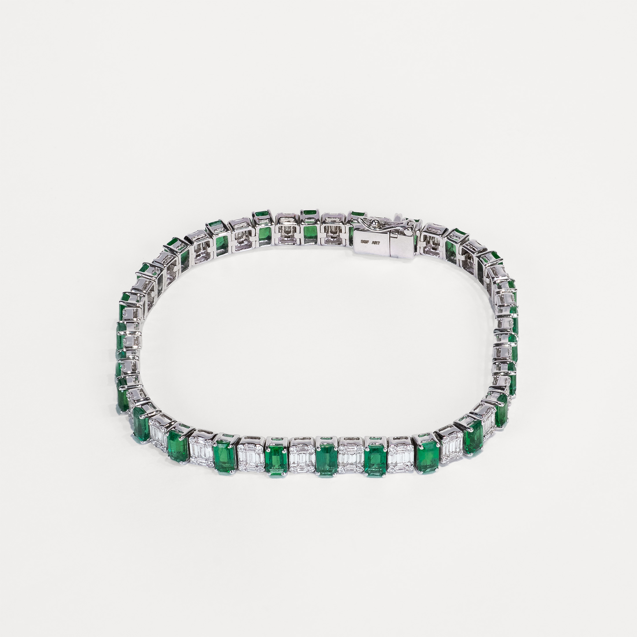 Pulsera de oro blanco con brillantes y esmeraldas_cerrada_Joyeria Suiza