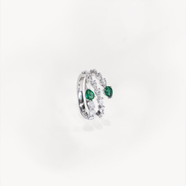 Sortija espiral oro blanco con brillantes y 2 esmeraldas_Joyeria Suiza