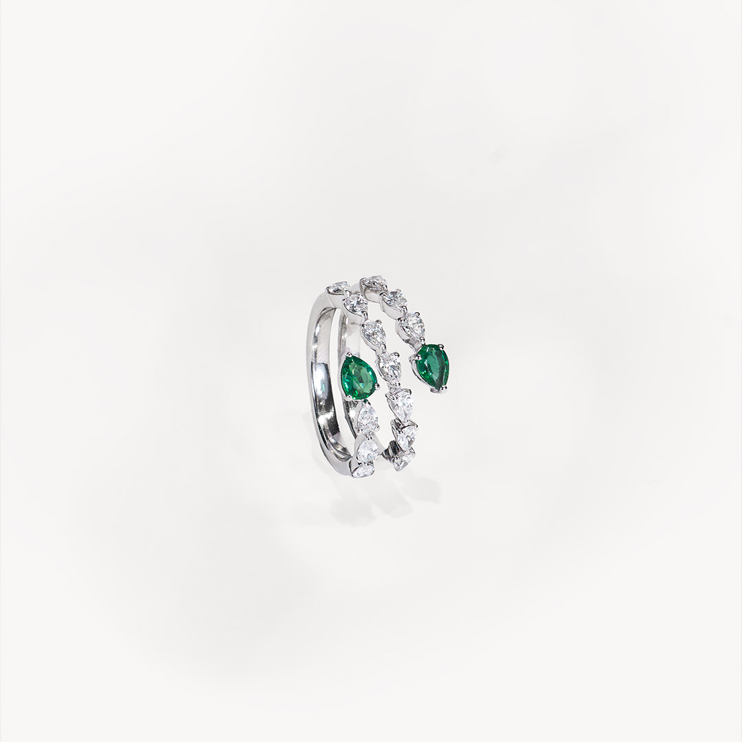Sortija espiral oro blanco con brillantes y 2 esmeraldas_Joyeria Suiza