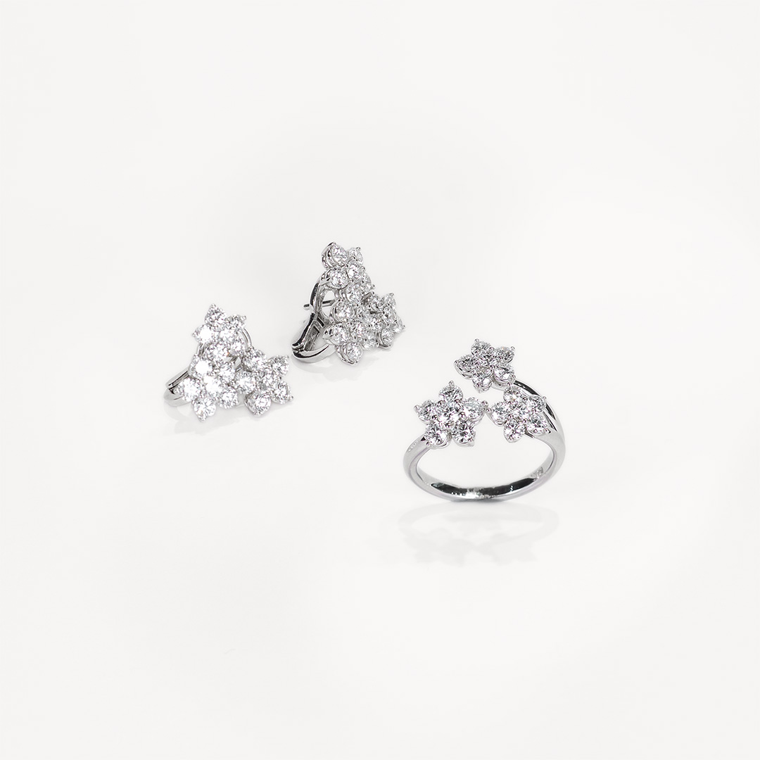 Conjunto oro blanco con flores de brillantes