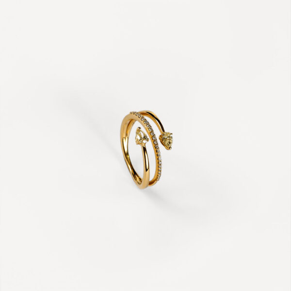 Sortija oro amarillo con brillantes fancy