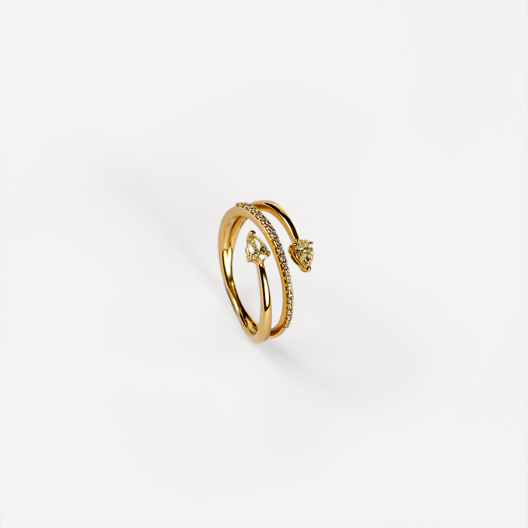 Sortija oro amarillo con brillantes fancy