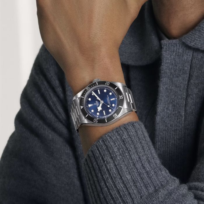 tudor-black-bay-68-azul-43mm-m7943a1a0nu-0001